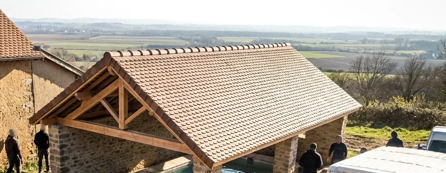 Charpente en chêne apparente sous une toiture neuve en tuiles écailles, plaine de Bièvre en Isère